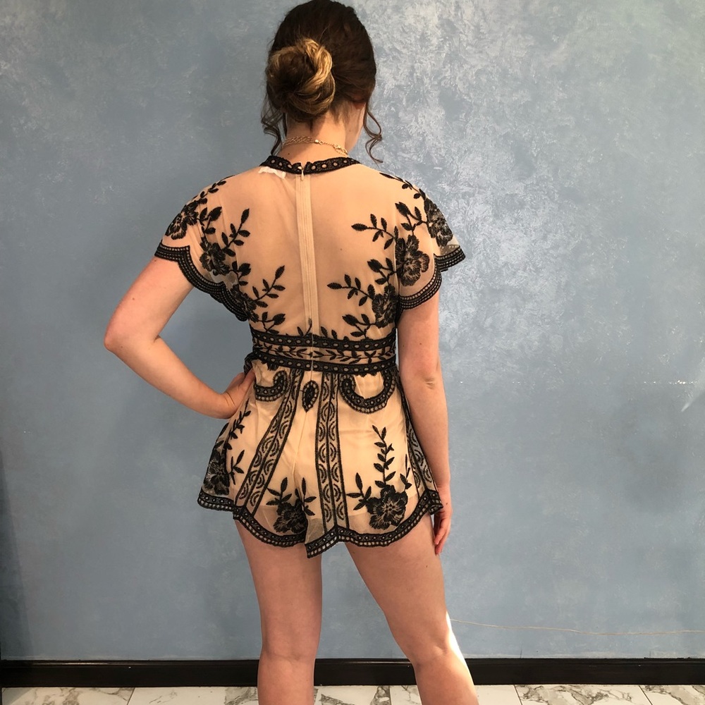 ๐Nude Lace Romper - Picture 2 of 4